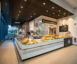Bäckerei / Bake Off
In unserem Markt finden Sie an der Bake Off-Station frisch aufgebackene Backwaren. Erleben Sie unser Brot, verschiedene Brötchensorten, Laugengebäck, Süßgebäck oder warme und kalte Snacks.
Die Bäckerei des Backhaus Nahrstedt in der Vorkassenzone begrüßt Sie herzlichst. Sämtliche Backwaren überzeugen durch Qualität, Frische und Liebe zum Handwerk. Für Eilige gibt es ebenfalls alles to-go. Sie haben nach dem Einkauf noch ein bisschen Zeit? Dann gönnen Sie sich an einem der insgesamt 20 Sitzplätze im Innen- oder Außenbereich des angeschlossenen Cafés eine „köstliche“ Pause.