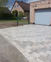 Pflastern von einer Garageneinfahrt mit Öko Pflaster / drainfähigem Pflaster