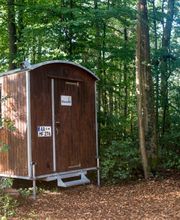 Der Waldarbeiterwagen bietet Schutz bei unbeständigem Wetter.