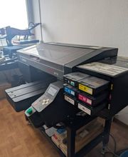 Fotorealistischer DTG-Digitaldruck in Leipzig. Wir realisieren komplexe Farbverläufe und detailreiche Designs direkt auf Textilien – ideal für Kunstprojekte und Einzelstücke mit weichem Griff.
