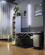 Zweiter Tattoo-Raum im OMEN Lab Friedrichshain Berlin. Moderne Einrichtung mit klaren Linien und kreativer Atmosphäre für individuelle Tattoos.