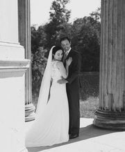 Kara Elizabeth Photography Klassische Schwarz-Weiß-Aufnahme – standesamtliche Hochzeitsfotografie in München, die Eleganz und Liebe zeitlos festhält.