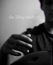 In diesem Buch findest du auf 100 Seiten 10 notierte Stücke für Handpans.
Jedes Thema ist erklärt und in einem längeren Stück verarbeitet. Es beginnt rudimentär und ist für Anfänger, wie auch Fortgeschrittene gut geeignet. Es gibt verweisende Links zu Klangbeispielen, Play-along Tracks und Videos.

Du kannst dieses Buch im Handpan Showroom Aschaffenburg kaufen oder bei www.Handpan.World online bestellen.