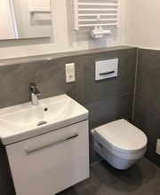 Sanierung einer 2-Zimmer Wohnung in Stuttgart mit Blick in das völlig neu gestaltete Bad.