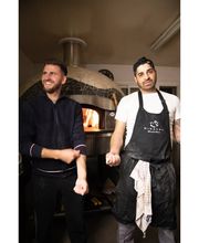 Pizzaïolo devant le feu de bois