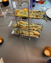 Geschlossene Gesellschaft Knusprig gebackener Spargel mit Parmesan, kreativ serviert bei Geschlossene Gesellschaft Hamburg.