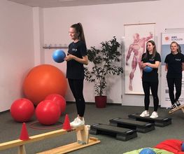 Schüler:innen beim Hindernisparcour mit Sportgeräten.