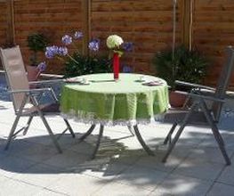 Gemütliches Essen und Relaxen auf der Terrasse