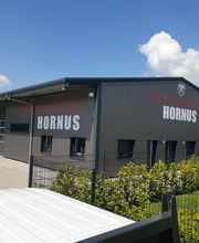 Dachdeckermeister Hornus ist Ihr erfahrener Meisterbetrieb für Dachsanierung, Dachbau und Abdichtungsarbeiten in Weißenthurm bei Neuwied. Mit modernem Firmensitz und regionaler Expertise betreut das Unternehmen private und gewerbliche Kunden im gesamten Raum Mayen-Koblenz – zuverlässig, fachgerecht und mit Qualitätsgarantie.