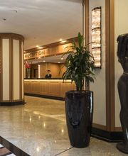 Rezeption im Maritim Hotel Dresden: Eleganter Empfangsbereich mit freundlichem Service, stilvollem Design und einladender Atmosphäre für einen angenehmen Start Ihres Aufenthalts.