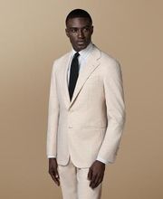 This sand suit is cut to a tailored fit, offering a slim chest and waist for a fitted silhouette and natural shoulders. Paired with straight-leg trousers featuring mid-rise and belt loops.