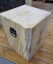 Spezialisten für Massivholzprodukte und Natursteinprodukte für den Innen und Aussenbereich.

Ob für Handwerker oder Händler, Architekten oder Bauherren, wir garantieren Ihnen unkomplizierte, reibungslose & kompetente Zusammenarbeit & beraten Sie gerne telefonisch oder persönlich über die verschiedenen Eigenschaften von Eiche oder Naturstein.

Wir sind spezialisiert in dem Verkauf von erstklassigem Eichenholz und hochwertigen Steinen für eine Vielzahl von Projekten. Unsere Eichenholzprodukte, von stabilen Balken bis hin zu eleganten Terrassen-Dielen, bieten die ideale Grundlage für robuste Konstruktionen und ästhetische Designs wie Holztreppen, Holzpergolen, Holzstegge oder Holterrassen. Ebenso sind unsere Sandsteinprodukte eine exzellente Wahl für Terrassenplatten, die jedem Aussenbereich einen Hauch von Natur und Eleganz verleihen.