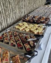 dean&david Catering | Pforzheim - Süßes Buffet mit Brownies, Kuchenwürfeln, Muffins und Dessertgläsern auf Servierplatten als Nachtisch-Auswahl für Event Catering.