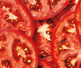 Nous découpons nos tomates et oignons chaque jour dans nos restaurants afin qu'ils soient toujours frais dans vos burgers. C'est sans doute pour ça que vous sentez si bien le goût et la texture de tous nos ingrédients.