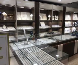 Sicht Vitrine - Links bei Eintritt