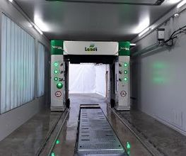 Innenansicht der neuen Portalwaschanlage der AGROLA Melchnau.