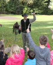 Natur pur für Schulen und Kindergärten, Senioren und andere besondere Menschen, die die wilde Welt der Greifvögel näher kennen lernen möchten.