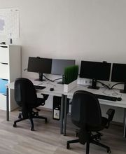 Schulungsraum mit drei PC-Arbeitsplätzen und einem Kallax-Regal.