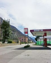 AGROLA GIOA Tankstelle in Osogna; rote Tankstellen-Markierung; Totem mit digitaler Preisanzeige