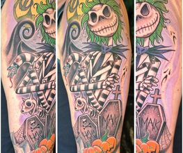 Farbenfrohes Halloween-Tattoo mit Beetlejuice, Schlange, Grabstein, Kürbissen und düsterem Comic-Stil.