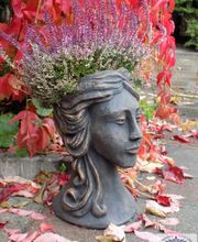 Bepflanzbarer Kopf als modern Garten Dekoration