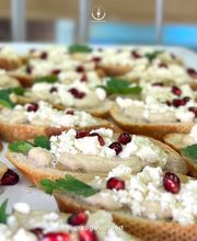 Baguettecrostini mit Auberginencreme, Fetastreusel und Granatapfel