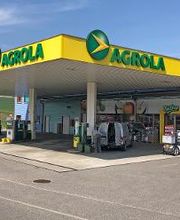 AGROLA Tankstelle in Jegenstorf mit TopShop. Grosse Überdachung. Zwei AGROLA Logos und AGROLA Schriftzüge entlang dem Dachbalken.