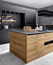 Strakke moderne keuken in een warme kleurencombinatie.