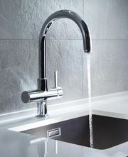 KÜCHE
Die Küche ist das Herzstück eines jeden Zuhauses, ein Ort, an dem nicht nur gekocht, sondern auch gelebt wird. Hier kommen Familie und Freunde zusammen, um gemeinsame Momente zu teilen und kulinarische Köstlichkeiten zu geniessen. Eine gut durchdachte und funktionale Küchenplanung ist daher essentiell. Egal, ob Sie eine moderne Kücheninsel bevorzugen oder den Charme einer gemütlichen Landhausküche schätzen - wir unterstützen Sie bei der Planung und Umsetzung Ihrer Traumküche.