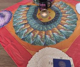 D.D.Project - Hip-Hop Tanzschule Dresden Spirituell gestalteter Kreis mit Karten, Kerzen und Dekoration für Meditation, Achtsamkeit und ganzheitliche Auszeiten.