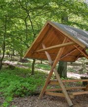 Eine überdachte Sitzgruppe im FriedWald Sangerhausen