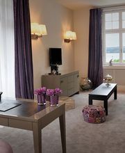 Ein Zuhause auf Zeit, in dem Leidenschaft und Persönlichkeit spürbar sind. Unsere großzügigen Suiten bieten Raum für Inspiration und Erholung. Hier verschmelzen gelebte Träume und höchster Komfort zu einer bleibenden Erinnerung.