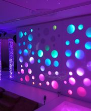 Sala Multisensorial con pared interactiva de burbujas de colores.