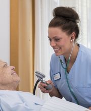 Die Pflege der Patientinnen und Patienten ist ein wichtiger Baustein während der Genesung. Unser multiprofessionelles Team handelt nach den neuesten pflegewissenschaftlichen Erkenntnissen.