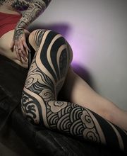 Bein mit großem Blackwork Tattoo. Asiatisch angehaucht, mit typischen asiatischen Wellen und Wolken.