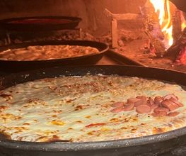 Pizza al trancio cotta in forno a legna