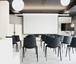 Ihr sucht eine besondere Location für eure nächste Tagung oder euren nächsten Workshop in Stuttgart? Oder braucht für ein-zwei Stunden einen ruhigen Ort für ein (virtuelles) Meeting oder einen Büroraum? Dann haben wir in der Kreativ-Arena in Stuttgart-West (mit der Stadtbahn nur 5 Minuten vom Hauptbahnhof) sicher den passenden Raum für euch. Und on top: ein Mietstudio für Podcastaufnahmen und Audioproduktionen, Foto- und Video Shootings. 

Das Besondere an den Räumen in der Kreativ-Arena: Die flexible Ausstattung - individuell nach euren Wünschen. Ob klassisch bestuhlt, mit Arbeitsinseln oder Zuschauertribüne, alles ist möglich. Modernes, hochwertiges Workspace-Konzept + einfache Buchung.