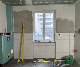 Die H+S Immobilien GmbH aus Koblenz steht für hochwertige Badsanierungen mit modernem Anspruch. Von der professionellen Fliesenverlegung bis zur funktionalen Raumgestaltung – das Unternehmen schafft Wohlfühlbäder mit Stil und Substanz.