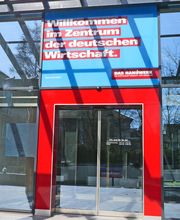 Außenwerbung - Ladenbeschriftung Eingangsverkleidung. Produziert von Breitenbach Werbetechnik aus Heilbronn.