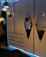 ..Kleiderschrank in weiss Hochglanz mit Griffleisten in Aluminium und ringsum LED Lichttechnik..