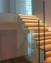 Glasgeländer bei Treppe