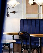 You can see and of course taste the passion and expertise of our barista right down to the milk foam. Our coffee beans are sourced from Coffee Circle, a Berlin-based social enterprise.

On the first floor of our café, you can enjoy the lovingly prepared desserts and hot drinks in a relaxed atmosphere. You can also sit outside with a view of the Forum on Museum Island or the hustle and bustle of Oranienburger Straße.