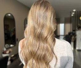 Entdecke unser natürliches Blond-Balayage – perfekt für alle, die sich weiche, strahlende Highlights wünschen!