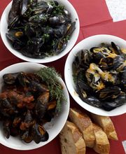 Muscheln mit Sauce. Wahlweise Rahm, Riesling, Curry oder Toscana
