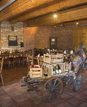 Altes Eishaus, der Wagen voll geladen mit guten Weinen aus den Weinanbaugebieten Deutschlands.