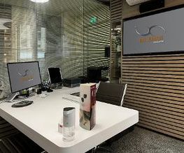 Anpassraum für Hörgeräte bei Akustik MV Stralsund mit Schreibtisch, zwei Beratungsstühlen und Monitor an der Wand.