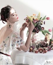 Boho Brautkleid für Ihre Boho Strand Hochzeit. Für eine freie Trauung ist ein schlichtes Brautkleid mit feinen Blumen Applikationen. 
Tel. 02241-12 75 456
https://adornia-brautmode.de/kontakt/