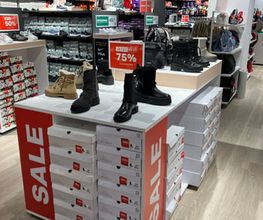 Schuhabteilung im Store Köln. Abgebildete Produkte, Preise, Aktionen und Verfügbarkeiten können je nach Zeitpunkt und Standort variieren.