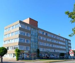 Außenansicht eines 5-stöckigen Gebäudes mit Flachdach.