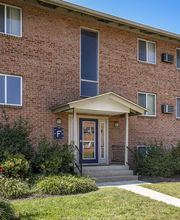 Lake Club Apartments image 4